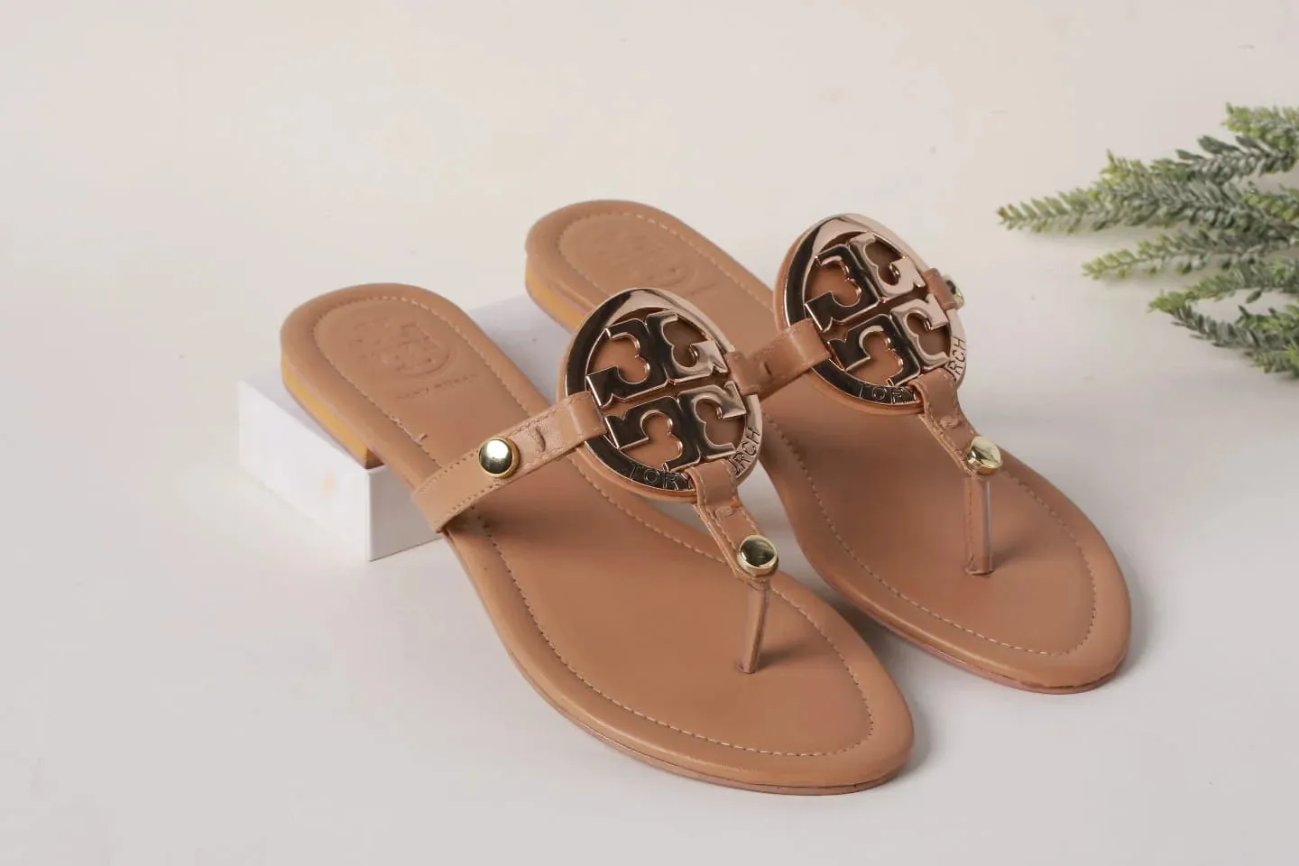 TB MILLER LOGO SANDALS - BEIGE